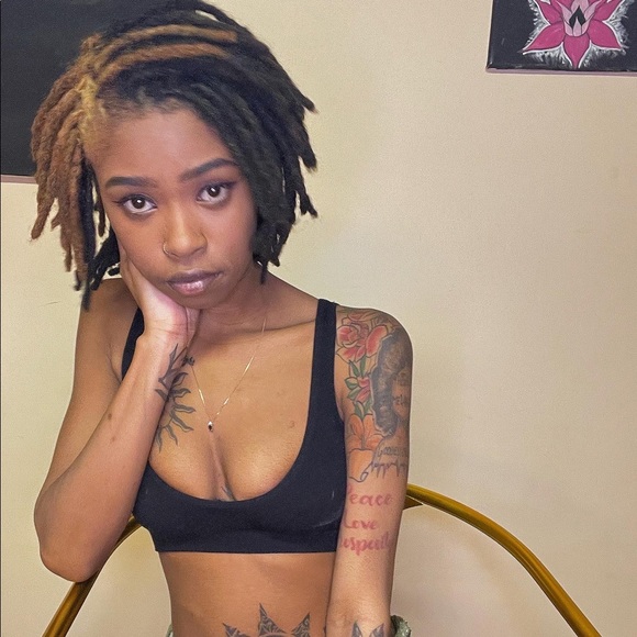 Profile Picture of Kia Roberts (@thekialove) on Poshmark