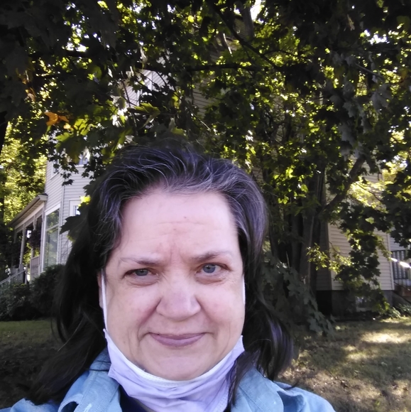 Profile Picture of Sally Froseth (@sfroseth) on Poshmark