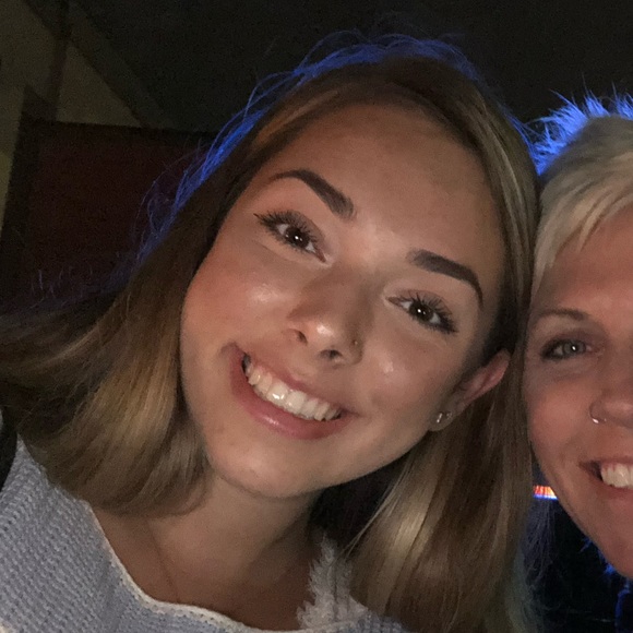 Profile Picture of Liv Lauzon (@liv_lauzon) on Poshmark