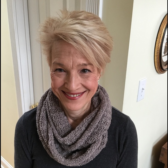 Profile Picture of Roxanne Marchese (@roxy2853) on Poshmark