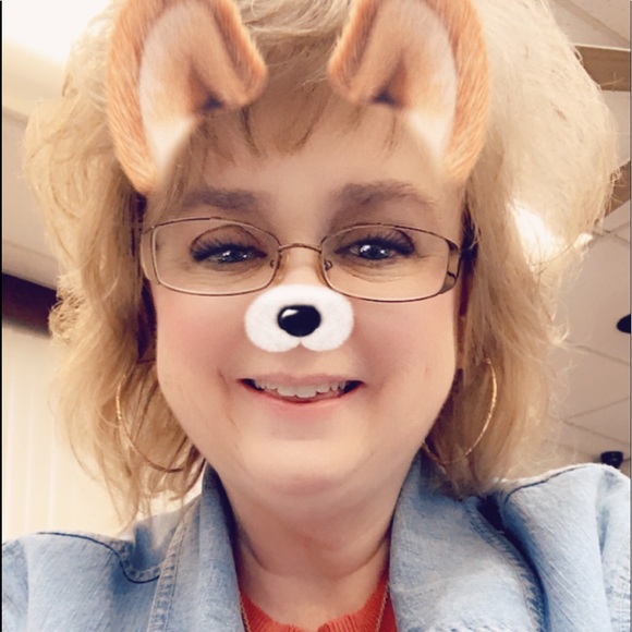 Profile Picture of Beth Fraley (@2corgs) on Poshmark