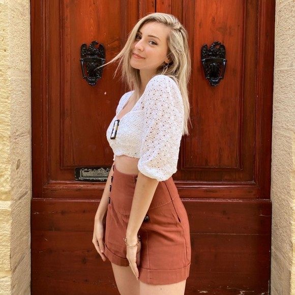 Profile Picture of Giannella Vella (@giannella_vella) on Poshmark