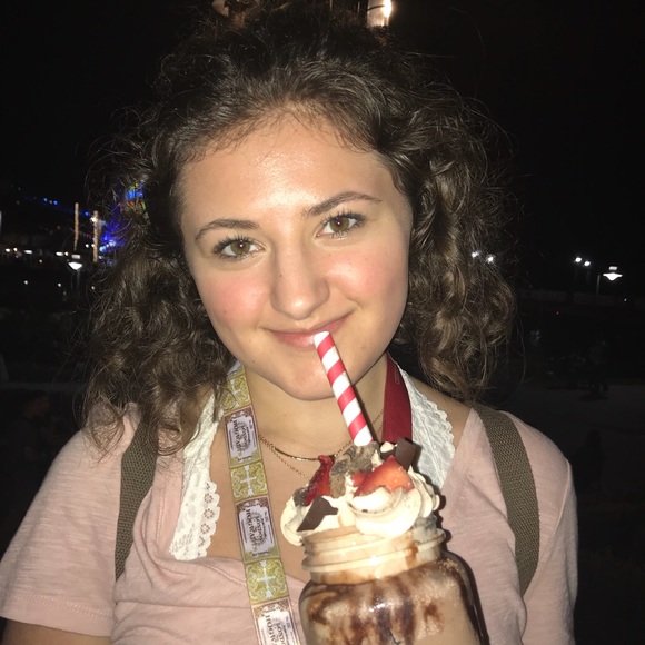 Profile Picture of Isabella Epperly (@isabellaepperly) on Poshmark
