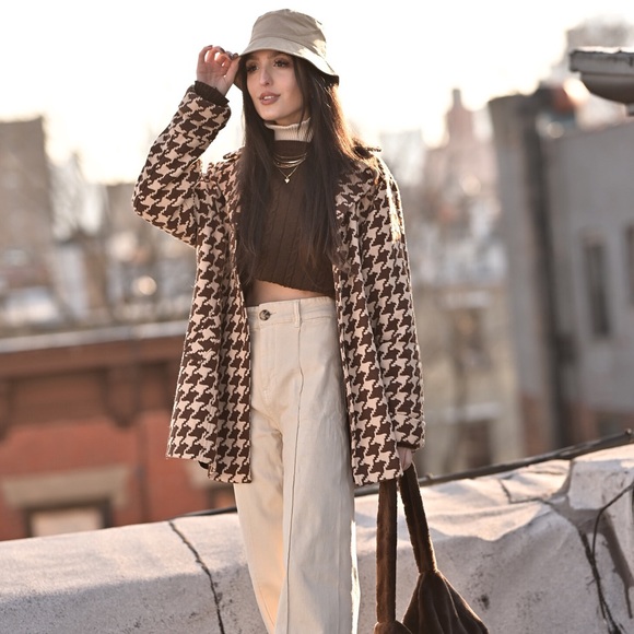 Profile Picture of Desiree Bakhtiar (@desireebak) on Poshmark