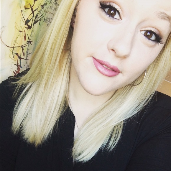 Profile Picture of Taylor Johngrass (@taylorjaaaay) on Poshmark