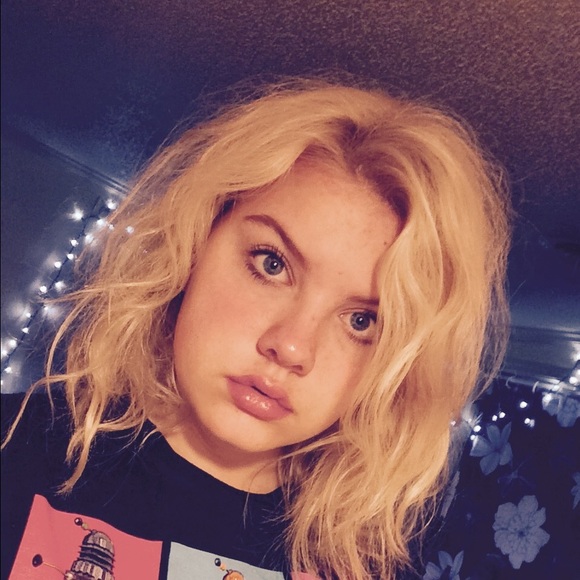 Profile Picture of Sofie Goodsell (@sophiaelise13) on Poshmark