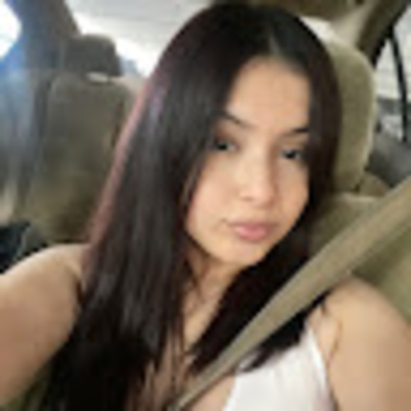 Profile Picture of Evelyn Fernandez (@evelynjfr) on Poshmark