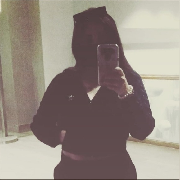 Profile Picture of Tamera Cox (@modestmarvel) on Poshmark