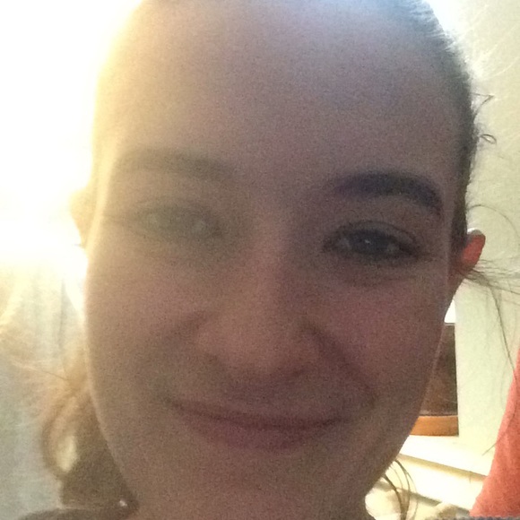 Profile Picture of Gillian Wallace (@gwallace104) on Poshmark