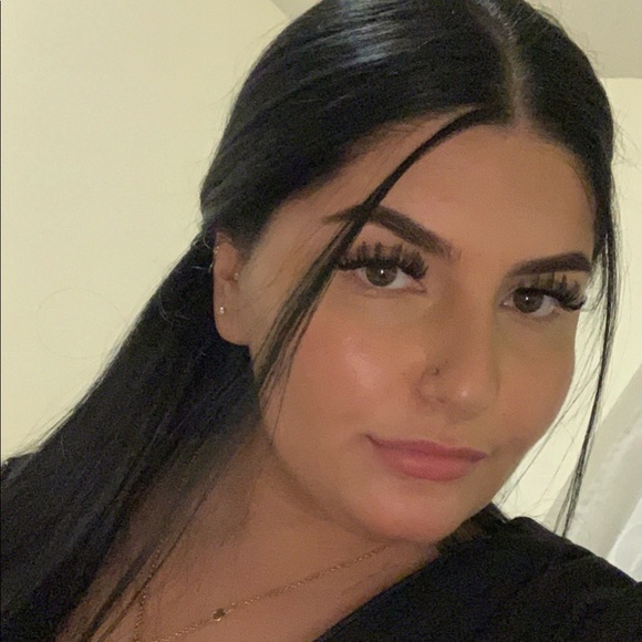 Klodia Aisho - Poshmark Profile Picture of Klodia Aisho (@klodiaaisho) on Poshmark