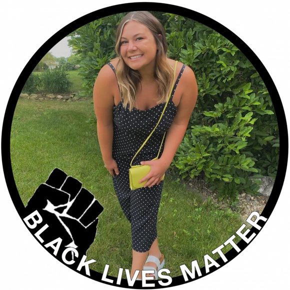 Profile Picture of Lauren Becmer (@lbecmer) on Poshmark