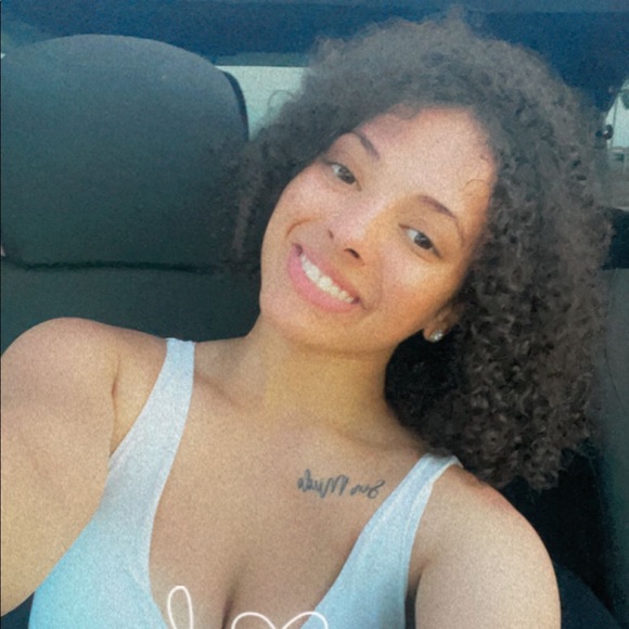 Profile Picture of Cecilia Gonzalez (@ceciliagonza417) on Poshmark