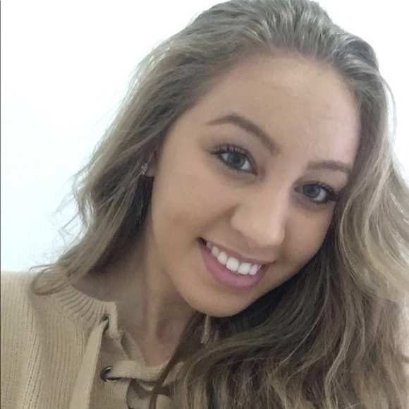 Profile Picture of Mackenzie Lomack (@kenziie30) on Poshmark