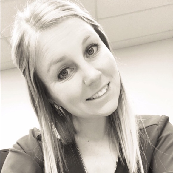 Profile Picture of Katie Zweep (@zweepkl13) on Poshmark