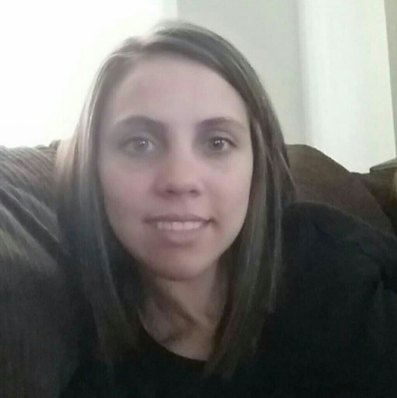 Profile Picture of Rileigh Zickefoose (@rileighhh_) on Poshmark