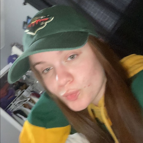 Profile Picture of Ashleigh Foosness (@ashfoos0727) on Poshmark