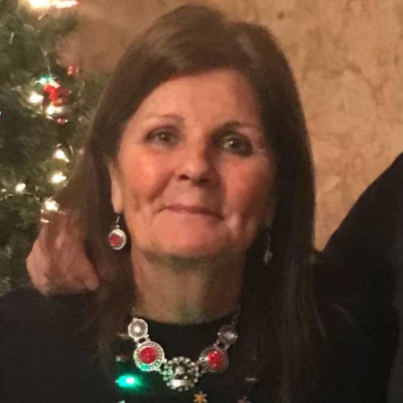 Profile Picture of Carolyn Graeves (@cmograeves) on Poshmark
