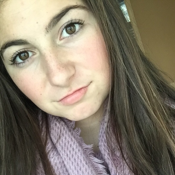 Profile Picture of Bree Sutherland (@breesutherland) on Poshmark