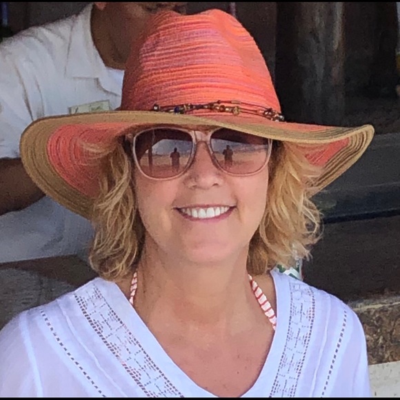 Profile Picture of Bobbie Halminiak (@stylez4u476) on Poshmark