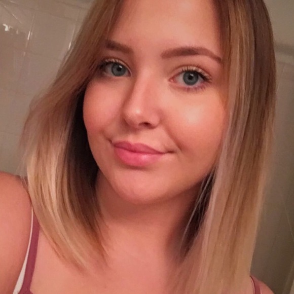 Profile Picture of Olivia Carden (@livpage349) on Poshmark