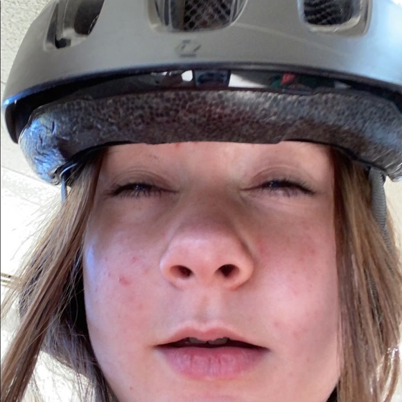 Profile Picture of Laynie Harwin (@laynie_harwin) on Poshmark