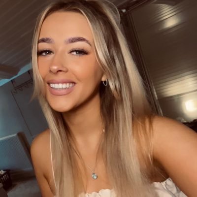 Profile Picture of Anna Roe (@annaroe_1) on Twitter