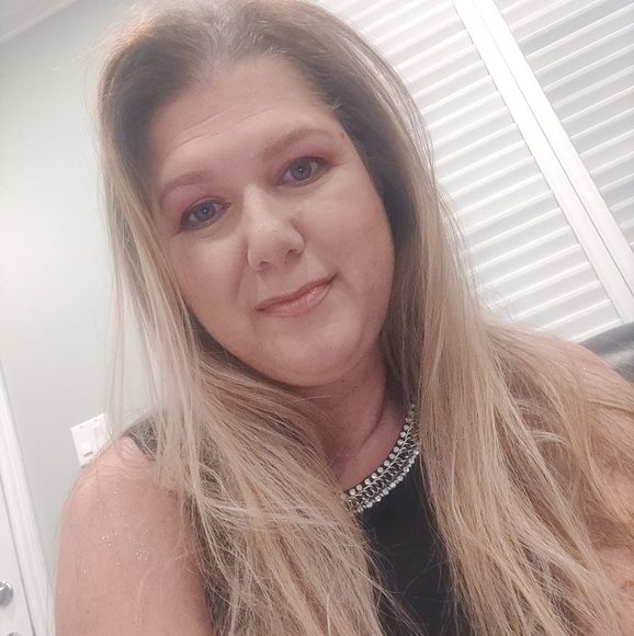 Profile Picture of Daphna Seiler (@nojosparkles) on Poshmark