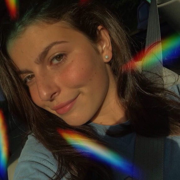 Profile Picture of Victoria Aviani (@victoriaaviani) on Poshmark