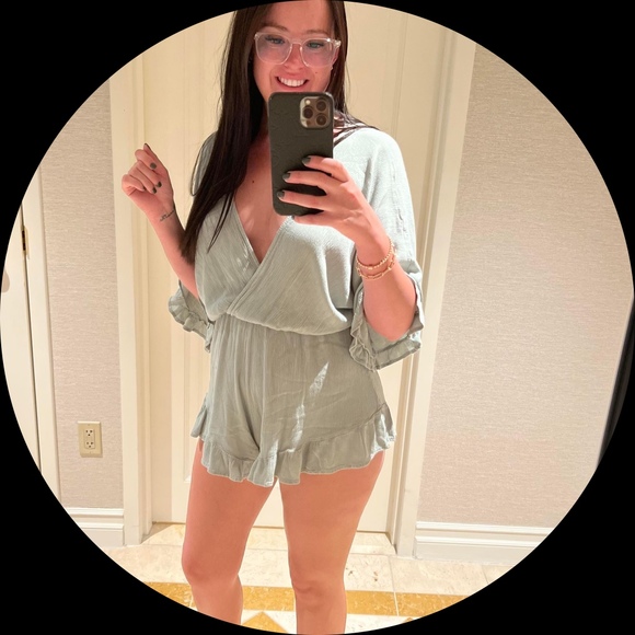 Profile Picture of Kara Simons (@ksimons444) on Poshmark