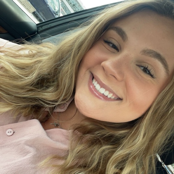 Profile Picture of Danielle Justh (@daniellejusth41) on Poshmark