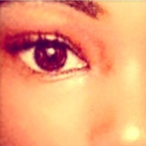 Profile Picture of Rosa Andrews (@__trendyy) on Poshmark