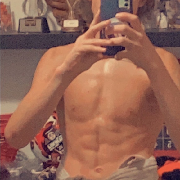 Profile Picture of Luke Hubbard (@lhubbard340) on Poshmark