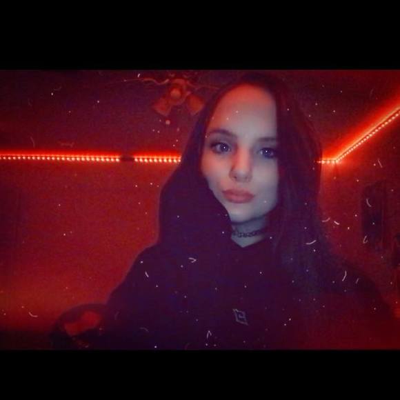 Profile Picture of Samantha Gillespie (@samantha2003s) on Poshmark