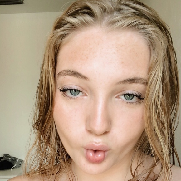 Profile Picture of Chloe Morrison (@chloemorrison3) on Poshmark