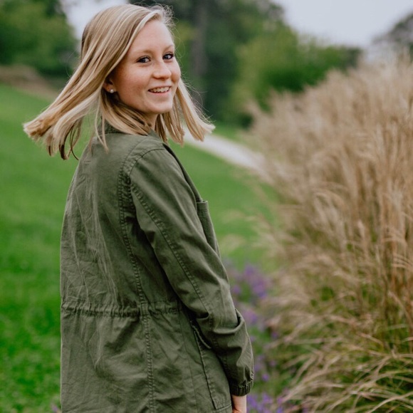 Profile Picture of Lauren Krippner (@lkrippner) on Poshmark