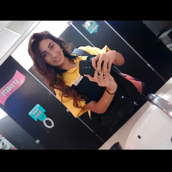 Profile Picture of Holly Corriher (@hollyleee) on Poshmark