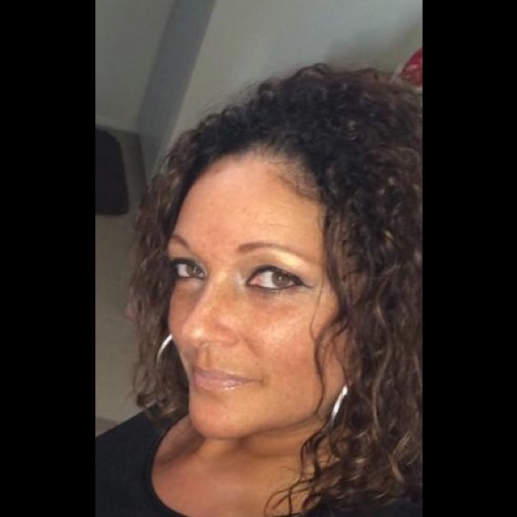 Profile Picture of Tanya Baker (@tonbaker) on Poshmark