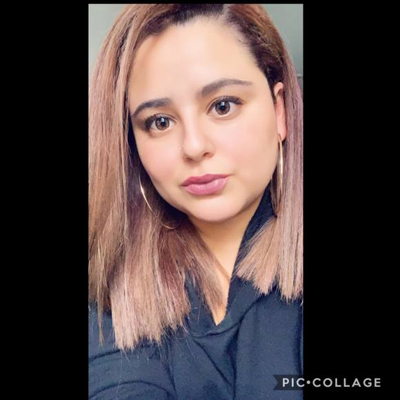 Profile Picture of Cynthia Pouchie (@cnavarro228) on Poshmark