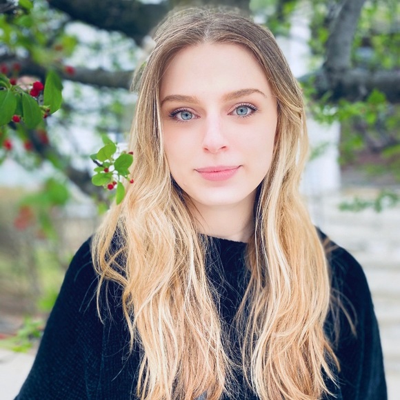 Profile Picture of Hannah Edenbaum (@hreden) on Poshmark