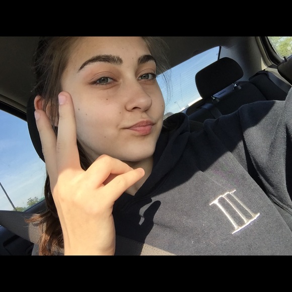 Profile Picture of Courtney Duron (@courtneyduronnn) on Poshmark