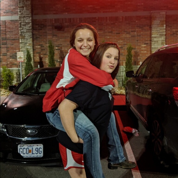 Profile Picture of Danielle Ballenger (@daniballenger) on Poshmark