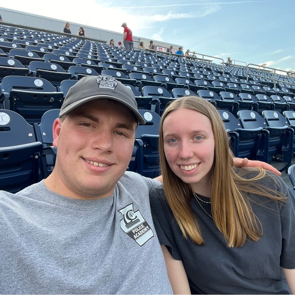 Rebecca Castimore - Poshmark Profile Picture of Rebecca Castimore (@rebe152) on Poshmark