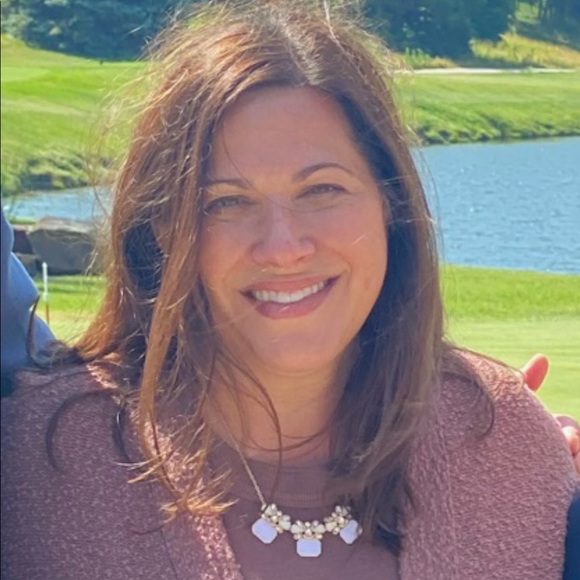 Profile Picture of Beth Kemper (@bethkemper1971) on Poshmark
