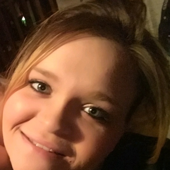 Profile Picture of Amber Hooberry (@hunybees) on Poshmark