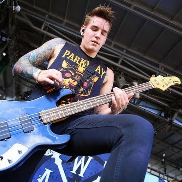 Profile Picture of Andrew Glass (@andrewglass) on Poshmark