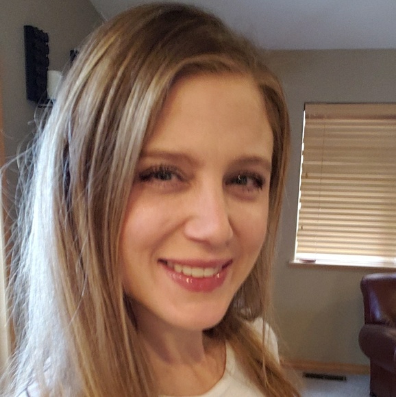Profile Picture of Kira Ludovissy (@kjstuff) on Poshmark
