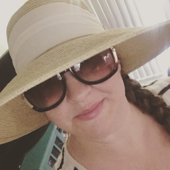 Profile Picture of Shelly Ann (@swoolsey10) on Poshmark