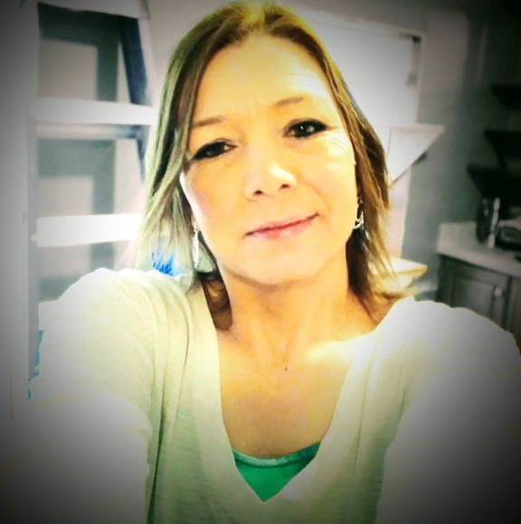 Profile Picture of Corinne Manwarren (@corinneanne75) on Poshmark
