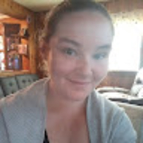 Profile Picture of Felicia Farland (@felicia_farland) on Poshmark