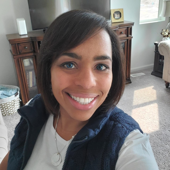 Profile Picture of Leilani Geertsen (@leilanipearl) on Poshmark